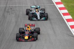 Max Verstappen, Red Bull Racing RB13, Lewis Hamilton, Mercedes AMG F1 W08
