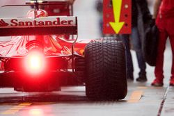 Kimi Raikkonen, Ferrari SF70H, dans la voie des stands