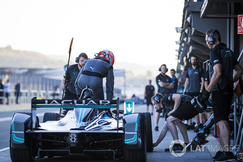 Nelson Piquet Jr., Panasonic Jaguar Racing, en pit stop