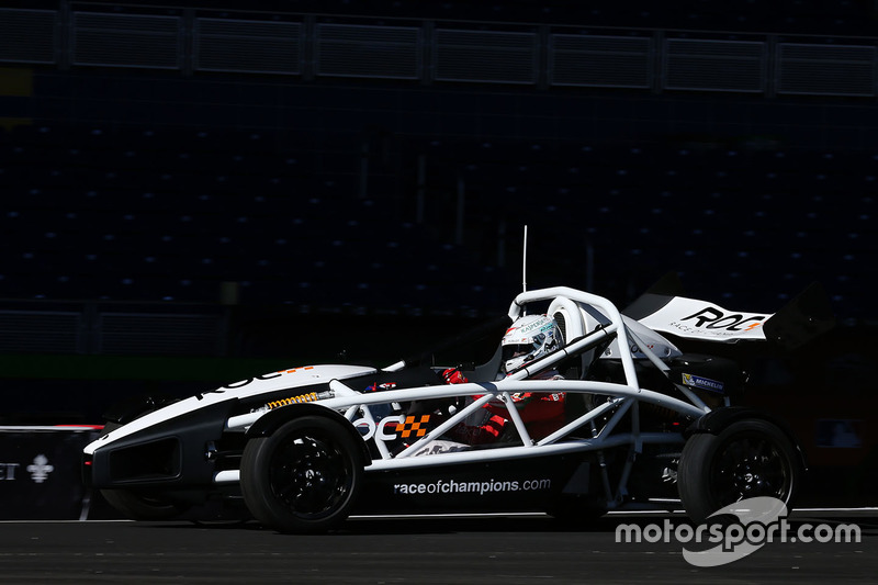 Sebastian Vettel pilote l'Ariel Atom Cup