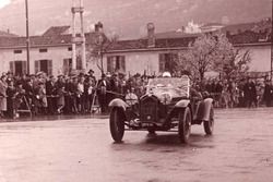 All’età di 22 anni Emmanuel De Graffenried debutta alla Mille Miglia alla guida di un’Alfa Romeo 6C-1500: non arriverà fino in fondo.