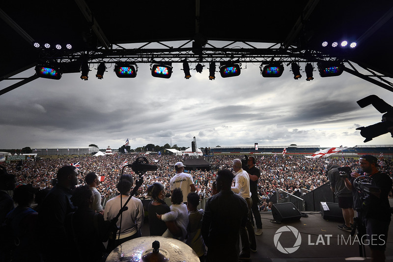 Race winner Lewis Hamilton, Mercedes AMG F1, on stage