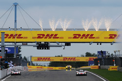 #2 Porsche Team Porsche 919 Hybrid: Timo Bernhard, Earl Bamber, Brendon Hartley remporte la course devant la #1 Porsche Team Porsche 919 Hybrid: Neel Jani, Andre Lotterer, Nick Tandy