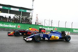 Felipe Nasr, Sauber C35 and Daniel Ricciardo, Red Bull Racing RB12 battle for position