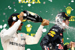 Podium: Ganador, Lewis Hamilton, Mercedes AMG F1, tercero, Max Verstappen, Red Bull Racing