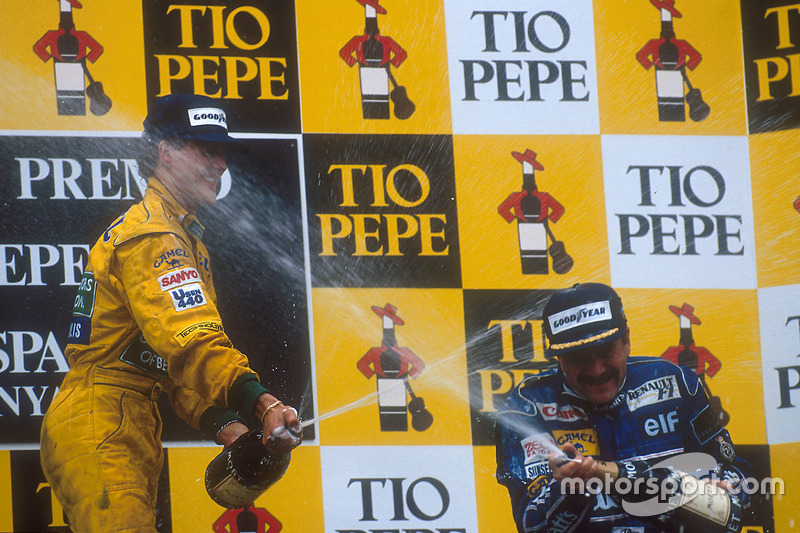 Podio: ganador de la carrera Nigel Mansell, Williams Renault y Michael Schumacher, Benetton Ford el segundo lugar