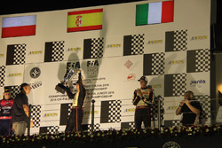 Hiltbrand con el trofeo de campeón del CIK FIA World Championship