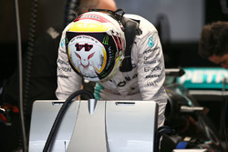 Lewis Hamilton, Mercedes AMG F1 W07 Hybrid with a tribute on his helmet to Dr. Aki Hintsa