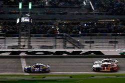 Chase Elliott, Hendrick Motorsports Chevrolet takes the checkered flag