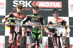 Podium : le vainqueur Jonathan Rea, Kawasaki Racing, le deuxième Chaz Davies, Ducati Team, et le troisième Marco Melandri, Ducati Team