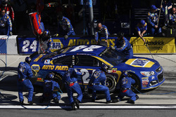 Chase Elliott, Hendrick Motorsports Chevrolet, pit stop