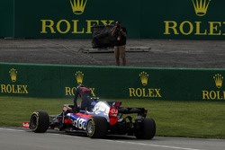 Carlos Sainz Jr., Scuderia Toro Rosso STR12 stops on track in FP1