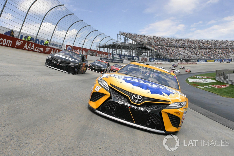 9. Kyle Busch, Joe Gibbs Racing Toyota, Martin Truex Jr., Furniture Row Racing Toyota lideran la parrilla al inicio de la carrera