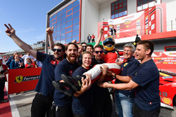 Fabienne Wohlwend festeggia con il team