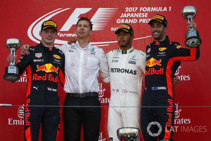Il vincitore Lewis Hamilton, Mercedes AMG F1 con James Vowles, Stratega, Mercedes AMG F1, Max Verstappen, Red Bull Racing, Daniel Ricciardo, Red Bull Racing