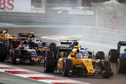 Jolyon Palmer, Renault Sport F1 Team RS16 at the start of the race