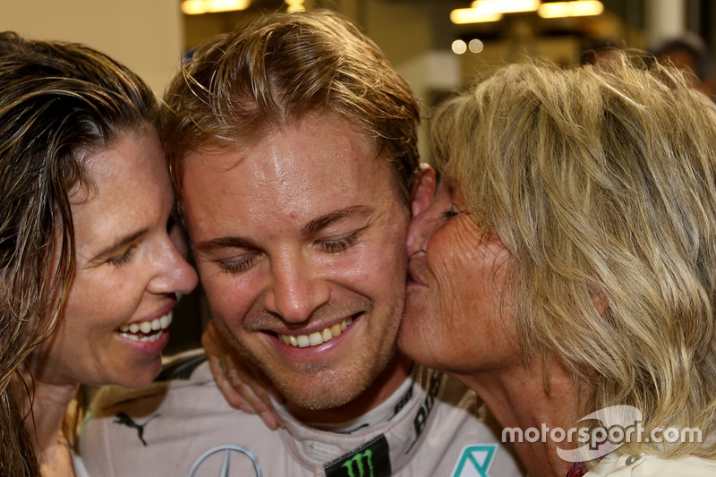 Nico Rosberg, Mercedes AMG F1 feiert seinen WM-Titel mit seiner Frau Vivian Rosberg und der Mutter Sina Rosberg