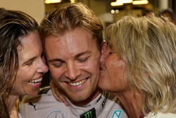 Nico Rosberg, de Mercedes AMG F1 celebra su campeonato del mundo con esposa Vivian Rosberg y madre S