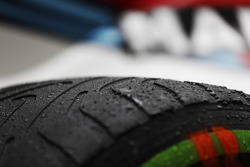 Detalle de neumáticos Pirelli de lluvia