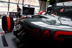 Kevin Magnussen, Haas F1 Team, watches his monitor from his cockpit
