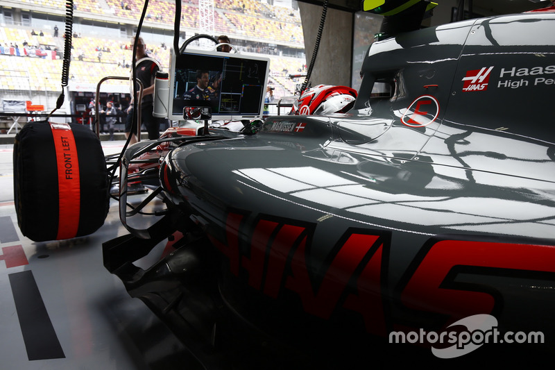 Kevin Magnussen, Haas F1 Team, schaut auf den Monitor im Cockpit