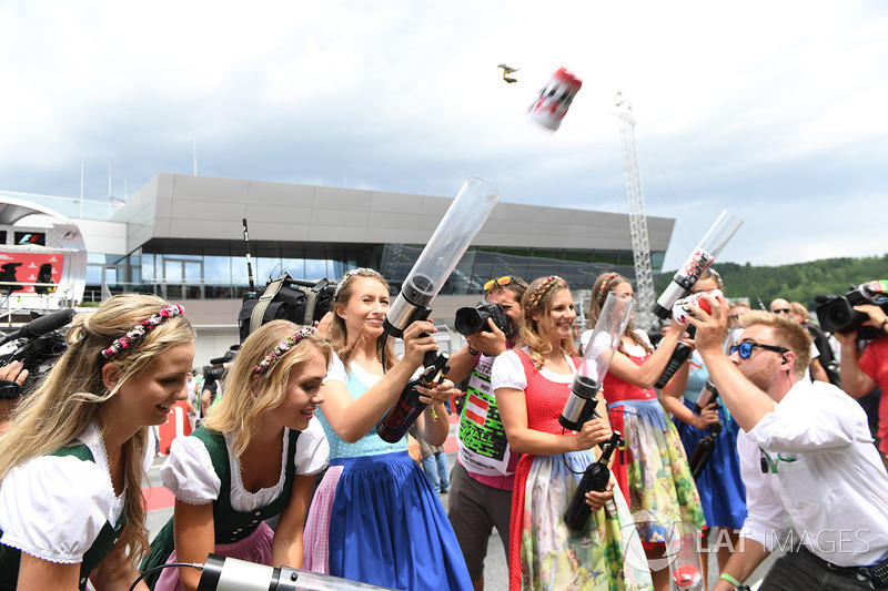 Grid girls fire T-Shirts into the crowd of fans, T-Shirt guns