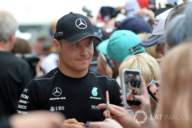 Valtteri Bottas, Mercedes AMG F1 meets the fans at the autograph session