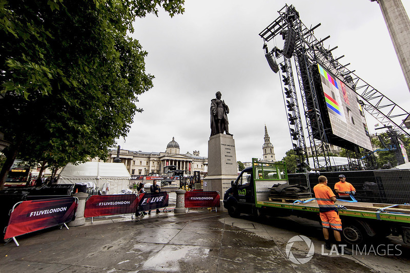 Les préparatifs pour le F1 Live à Trafalgar Square