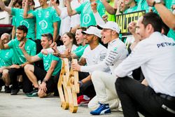 Race winner Valtteri Bottas, Mercedes AMG F1, Lewis Hamilton, Mercedes AMG F1, the Mercedes team