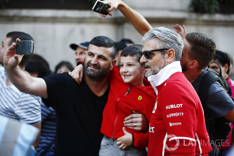 Юный болельщик Ferrari фотографируется с руководителем команды Маурицио Арривабене