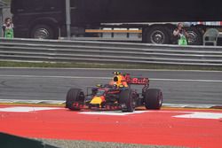 Max Verstappen, Red Bull Racing RB13 choca con otro auto