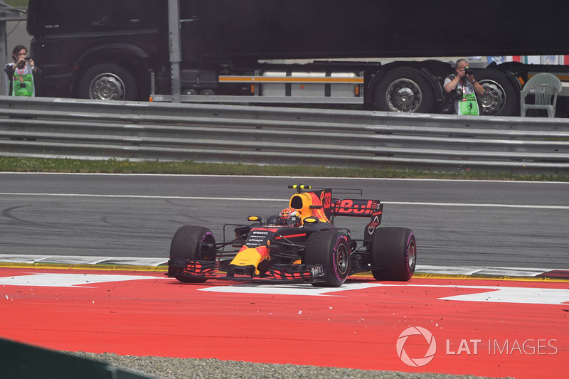 Max Verstappen, Red Bull Racing RB13 dopo un contatto