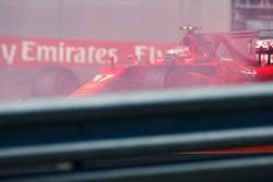 Kimi Raikkonen, Ferrari SF70H, sufre un trompo