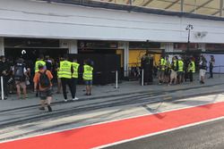 La stampa assiepata davanti al box Renault F1 Team