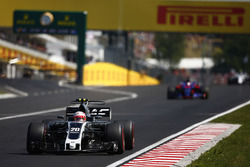 Kevin Magnussen, Haas F1 Team VF-17, Daniil Kvyat, Scuderia Toro Rosso STR12