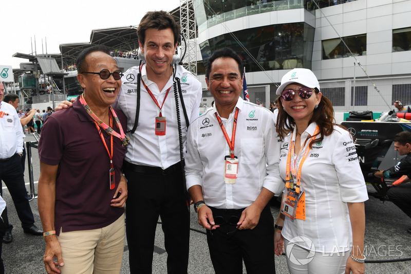 Ong Beng Seng, Owner Hotel Properties Ltd and Singapore entrepreneur and Toto Wolff, Mercedes AMG F1 Director of Motorsport