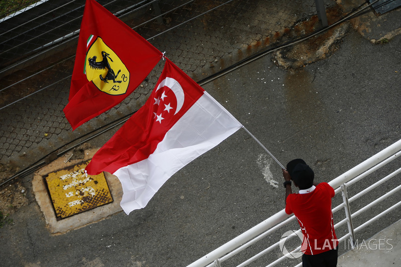 I tifosi sventolano bandiere di Singapore e della Ferrari