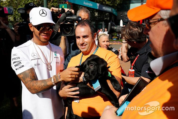 Lewis Hamilton, Mercedes AMG, con un fan y un perro