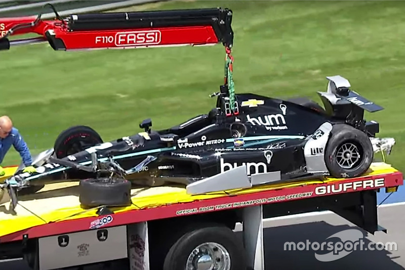 El coche chocado de Josef Newgarden, Team Penske Chevrolet