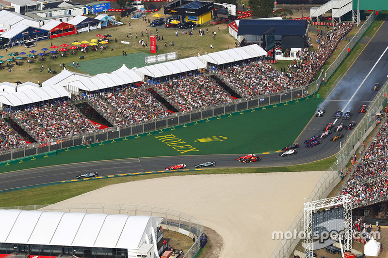 Lewis Hamilton, Mercedes AMG F1 W08, lidera a Sebastian Vettel, Ferrari SF70H, Valtteri Bottas, Mercedes AMG F1 W08, Kimi Raikkonen, Ferrari SF70H, Max Verstappen, Red Bull Racing RB13