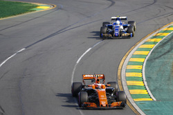 Stoffel Vandoorne, McLaren MCL32, leads Antonio Giovinazzi, Sauber C36