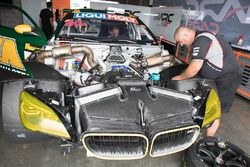 BMW M6 GT3, mécaniciens au travail