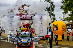Les vainqueurs Thierry Neuville, Nicolas Gilsoul, Hyundai Motorsport