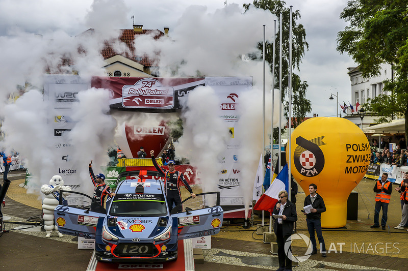 I vincitori Thierry Neuville, Nicolas Gilsoul, Hyundai Motorsport