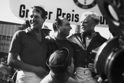 Podium: racewinnaar Juan Manuel Fangio, Maserati, tweede plaats Mike Hawthorn, Lancia Ferrari, derde