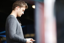 Nico Rosberg sur son téléphone dans la voie des stands