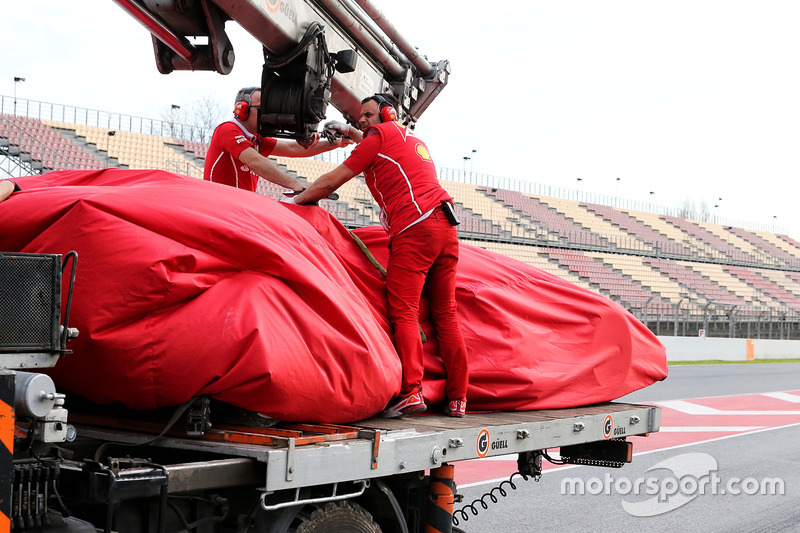 El Ferrari SF70H of Kimi Raikkonen, Ferrari es llevado de vuelta a los pits en una grúa