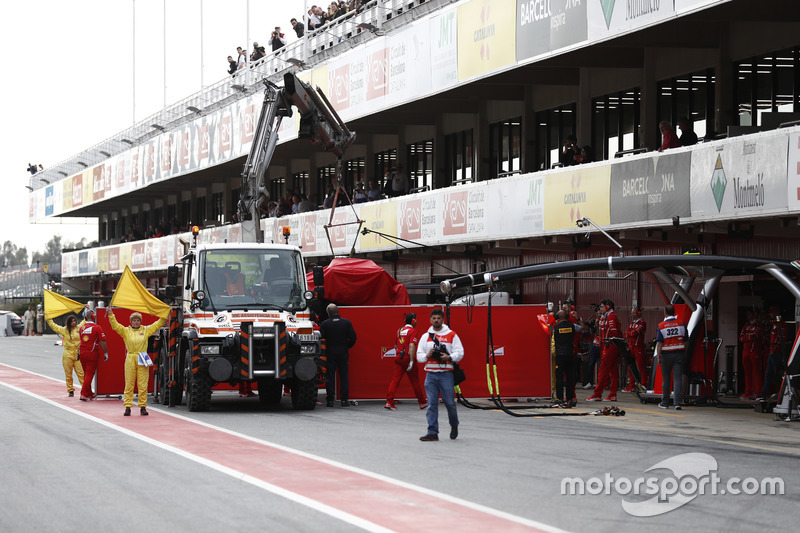Mobil Kimi Raikkonen, Ferrari SF70H, usai kecelakaan