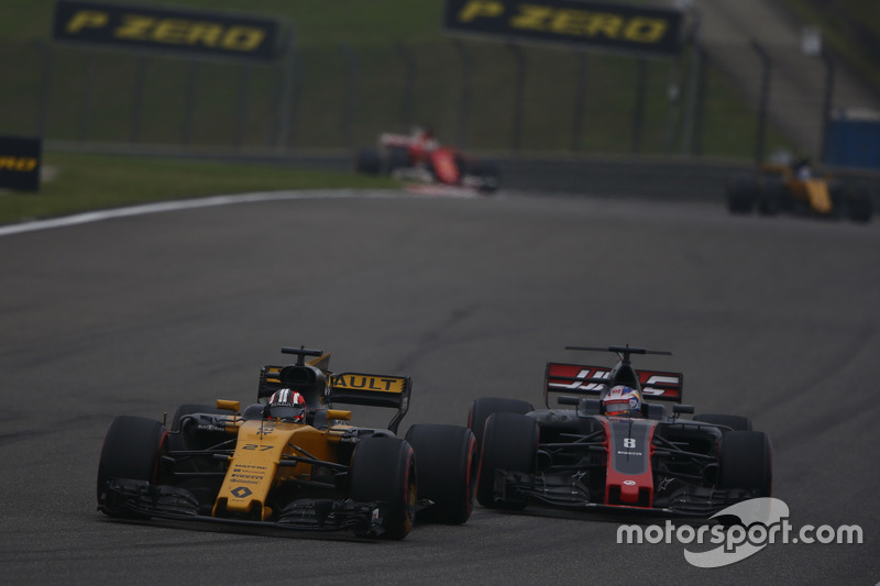 Nico Hulkenberg, Renault Sport F1 Team RS17, leads Romain Grosjean, Haas F1 Team VF-17