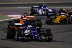 Marcus Ericsson, Sauber C36, Fernando Alonso, McLaren MCL32, Jolyon Palmer, Renault Sport F1 Team RS